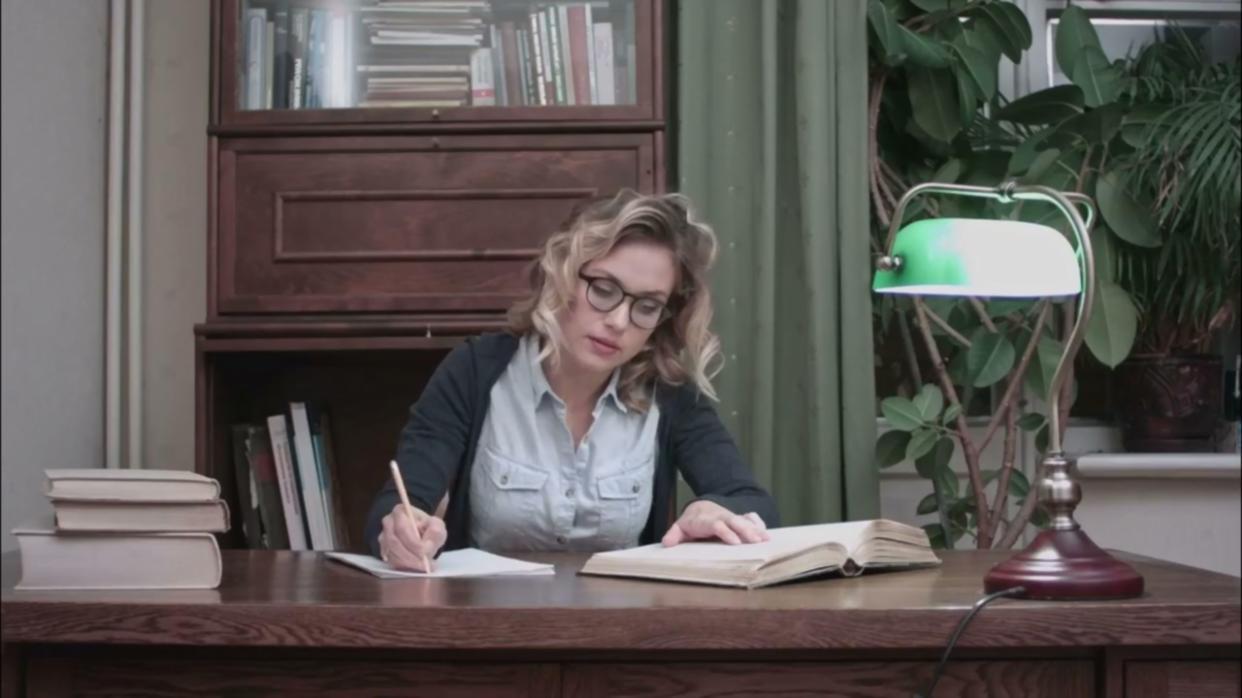 SEO-Analyse auf mehreren Bildschirmen mit Datenvisualisierungen